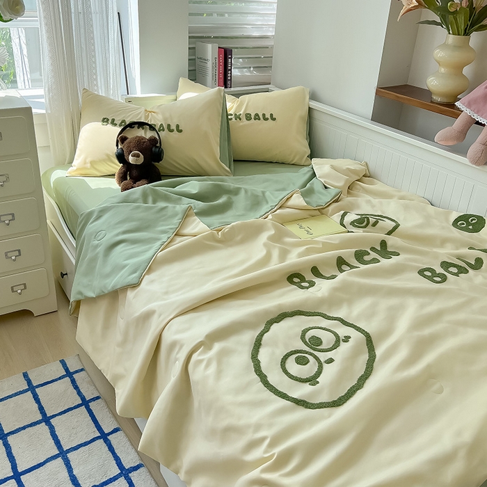 91家纺网 家纺一手货源 找家纺 眠帛家居 2024新款水洗棉毛巾绣夏被四件套精灵系列A类风格二 精灵奶黄-果绿