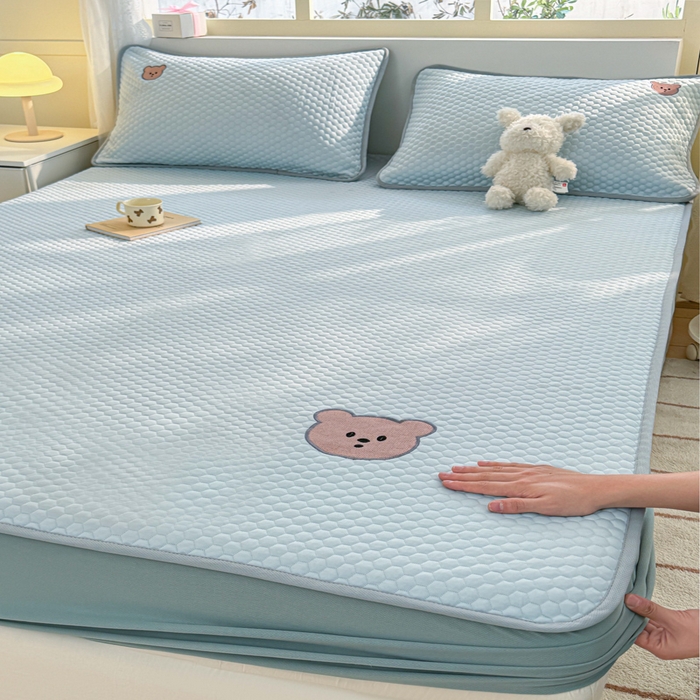 91家纺网 家纺一手货源 找家纺 慕尚家纺 2025新款冻冻席刺绣系列 凉冻冻席小熊蓝