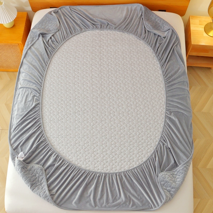 91家纺网 家纺一手货源 找家纺 芸锦豪 2024新款宝宝绒夹棉刺绣床笠 优雅灰