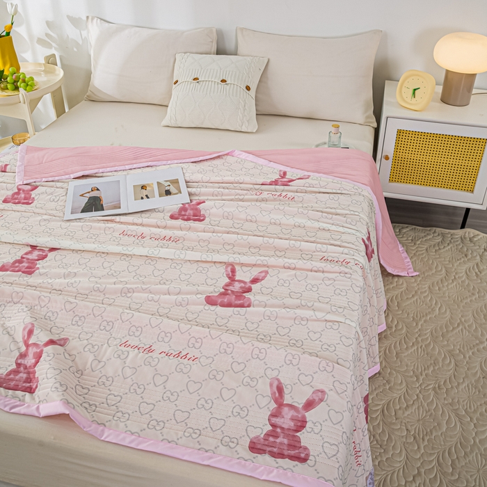 91家纺网 家纺一手货源 找家纺 博弈 2024新款凉感丝抗菌夏被 流氓兔粉