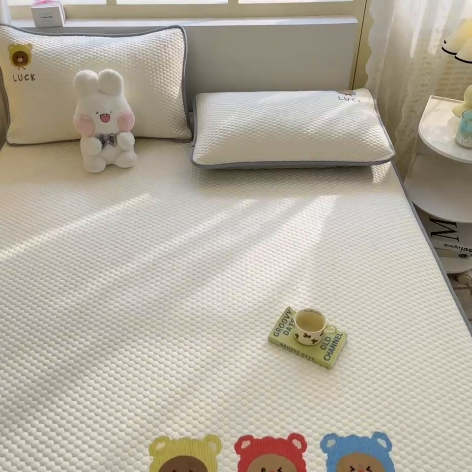 91家纺网 家纺一手货源 找家纺 慕尚家纺 2025新款冻冻席刺绣系列 冻冻席可爱一家人