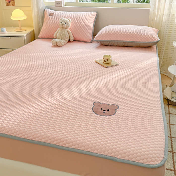 91家纺网 家纺一手货源 找家纺 慕尚家纺 2025新款冻冻席刺绣系列 凉冻冻席小熊粉