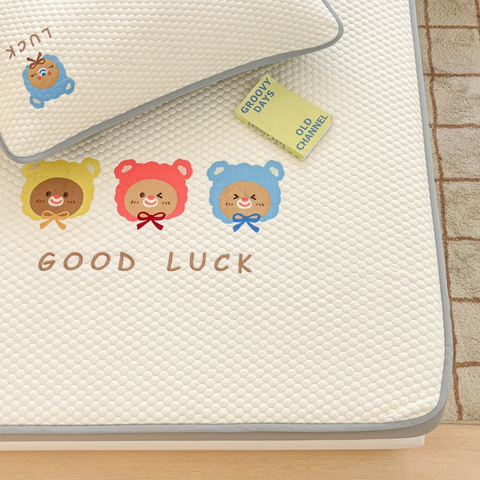 91家纺网 家纺一手货源 找家纺 慕尚家纺 2025新款冻冻席刺绣系列 冻冻席可爱一家人