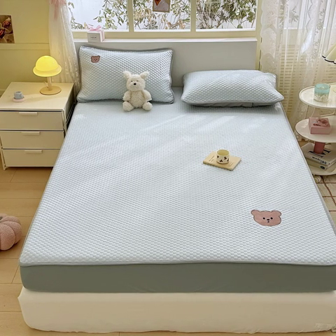 91家纺网 家纺一手货源 找家纺 慕尚家纺 2025新款冻冻席刺绣系列 凉冻冻席小熊蓝