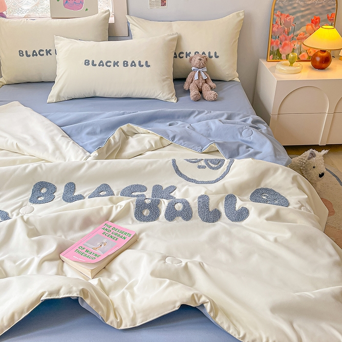 91家纺网 家纺一手货源 找家纺 眠帛家居 2024新款水洗棉毛巾绣夏被四件套精灵系列A类风格二 精灵蓝灰