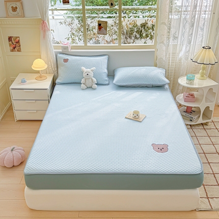 91家纺网 家纺一手货源 找家纺 慕尚家纺 2025新款冻冻席刺绣系列 凉冻冻席小熊蓝