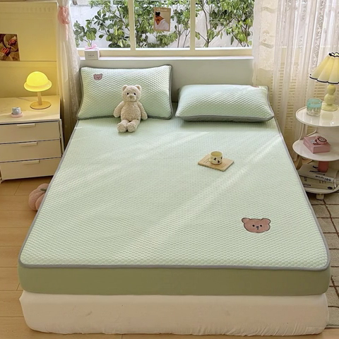 91家纺网 家纺一手货源 找家纺 慕尚家纺 2025新款冻冻席刺绣系列 凉冻冻席小熊绿