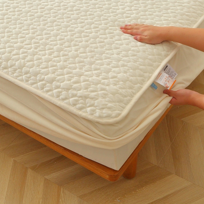 91家纺网 家纺一手货源 找家纺 芸锦豪 2024新款宝宝绒夹棉刺绣床笠 奶油白