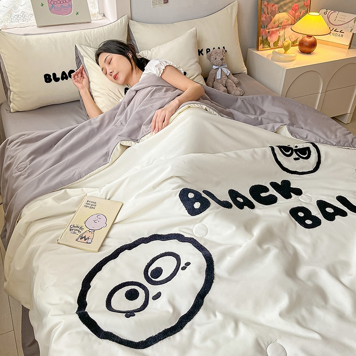 91家纺网 家纺一手货源 找家纺 眠帛家居 2024新款水洗棉毛巾绣夏被四件套精灵系列A类风格二 精灵浅灰