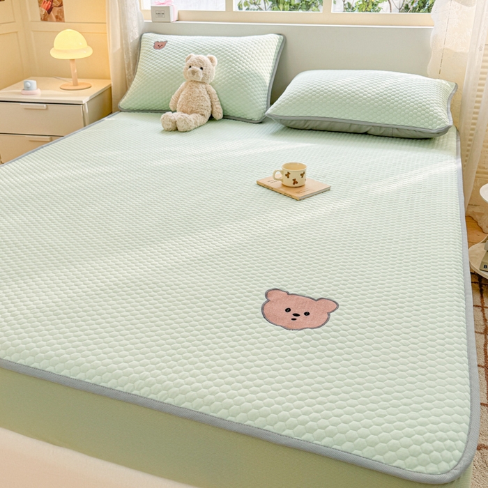 91家纺网 家纺一手货源 找家纺 慕尚家纺 2025新款冻冻席刺绣系列 凉冻冻席小熊绿