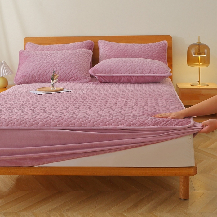 91家纺网 家纺一手货源 找家纺 芸锦豪 2024新款宝宝绒夹棉刺绣床笠 魅力紫