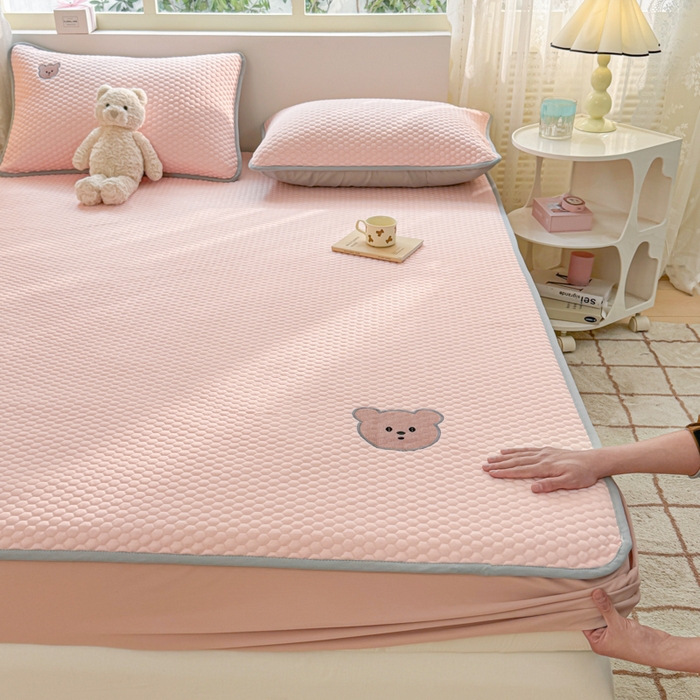 91家纺网 家纺一手货源 找家纺 慕尚家纺 2025新款冻冻席刺绣系列 凉冻冻席小熊粉