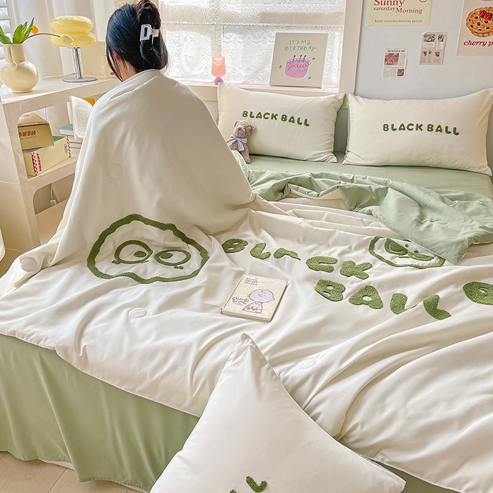 91家纺网 家纺一手货源 找家纺 眠帛家居 2024新款水洗棉毛巾绣夏被四件套精灵系列A类风格二 精灵果绿