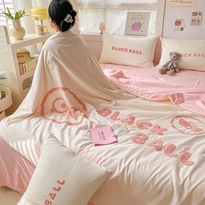 91家纺网 家纺一手货源 找家纺 眠帛家居 2024新款水洗棉毛巾绣夏被四件套精灵系列A类风格二 精灵奶油粉