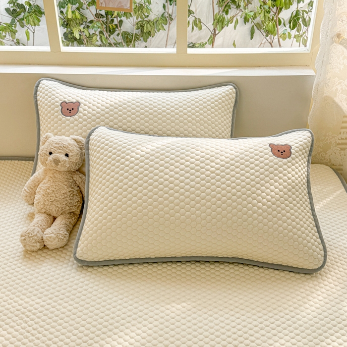 91家纺网 家纺一手货源 找家纺 慕尚家纺 2025新款冻冻席刺绣系列 凉冻冻席小熊白