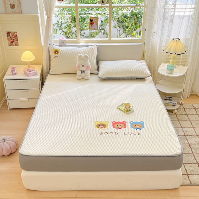 91家纺网 家纺一手货源 找家纺 慕尚家纺 2025新款冻冻席刺绣系列 冻冻席可爱一家人