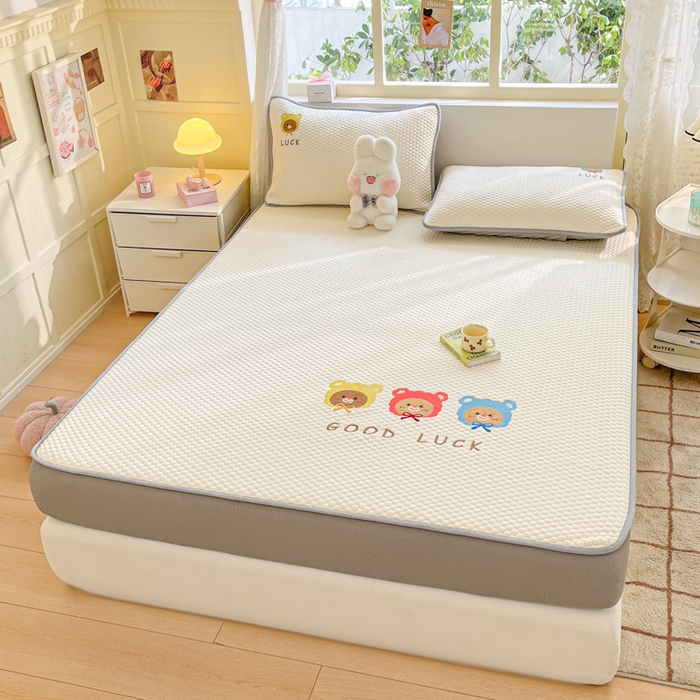 91家纺网 家纺一手货源 找家纺 慕尚家纺 2025新款冻冻席刺绣系列 冻冻席可爱一家人