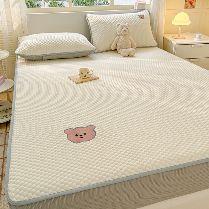 91家纺网 家纺一手货源 找家纺 慕尚家纺 2025新款冻冻席刺绣系列 凉冻冻席小熊白