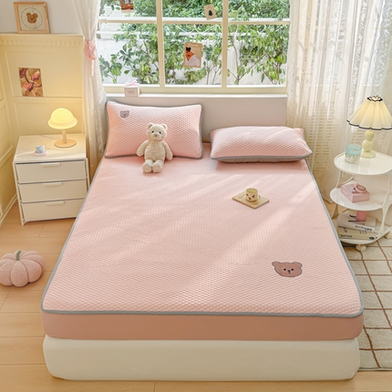 91家纺网 家纺一手货源 找家纺 慕尚家纺 2025新款冻冻席刺绣系列 凉冻冻席小熊粉