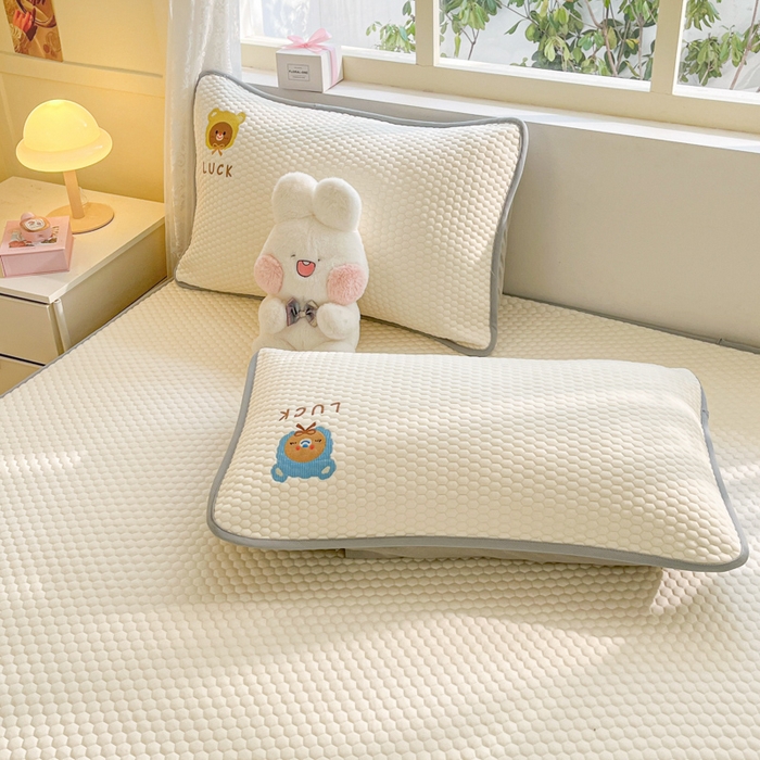 91家纺网 家纺一手货源 找家纺 慕尚家纺 2025新款冻冻席刺绣系列 冻冻席可爱一家人