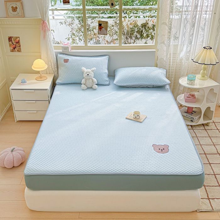 91家纺网 家纺一手货源 找家纺 慕尚家纺 2025新款冻冻席刺绣系列 凉冻冻席小熊蓝