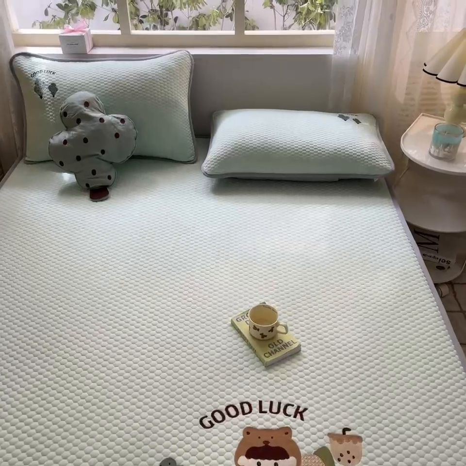 91家纺网 家纺一手货源 找家纺 慕尚家纺 2025新款冻冻席刺绣系列 冻冻席幸福的可儿