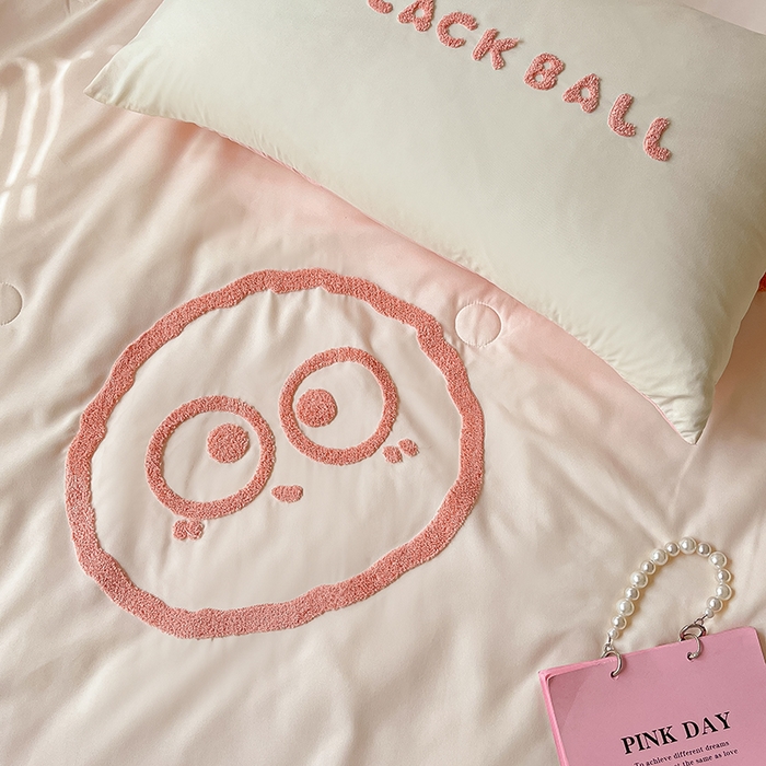 91家纺网 家纺一手货源 找家纺 眠帛家居 2024新款水洗棉毛巾绣夏被四件套精灵系列A类风格二 精灵奶油粉