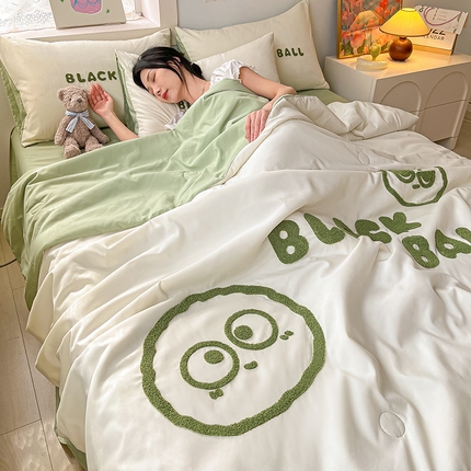 91家纺网 家纺一手货源 找家纺 眠帛家居 2024新款水洗棉毛巾绣夏被四件套精灵系列A类风格二 精灵果绿