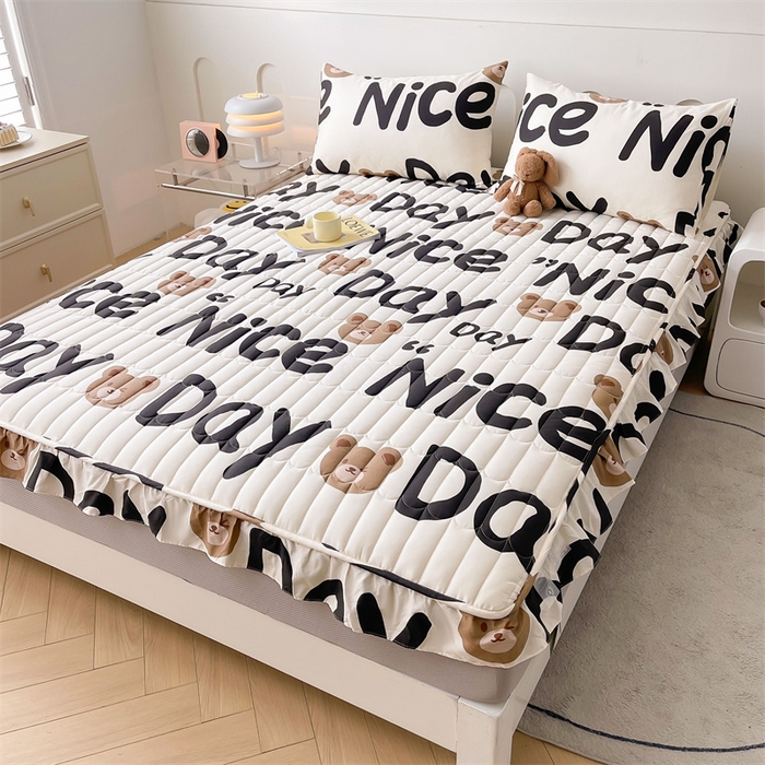 91家纺网 家纺一手货源 找家纺 3C 2024新款全棉13372大豆夹棉印花花边床笠四件套 熊熊宝贝-灰