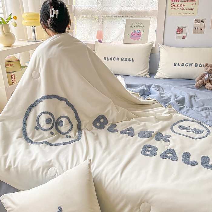 91家纺网 家纺一手货源 找家纺 眠帛家居 2024新款水洗棉毛巾绣夏被四件套精灵系列A类风格二 精灵蓝灰