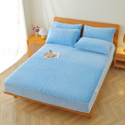 91家纺网 家纺一手货源 找家纺 芸锦豪 2024新款宝宝绒夹棉刺绣床笠 浅蓝