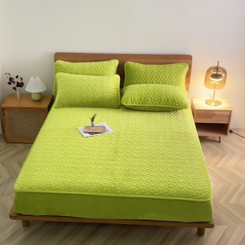 91家纺网 家纺一手货源 找家纺 芸锦豪 2024新款宝宝绒夹棉刺绣床笠 苹果绿