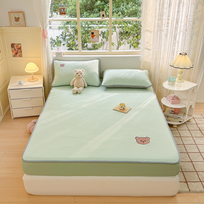 91家纺网 家纺一手货源 找家纺 慕尚家纺 2025新款冻冻席刺绣系列 凉冻冻席小熊绿