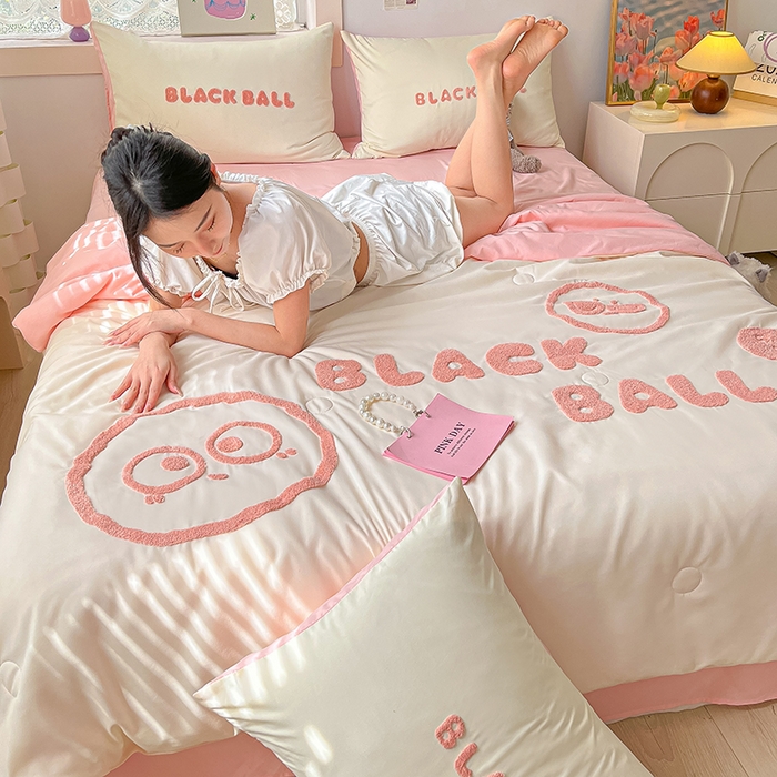 91家纺网 家纺一手货源 找家纺 眠帛家居 2024新款水洗棉毛巾绣夏被四件套精灵系列A类风格二 精灵奶油粉