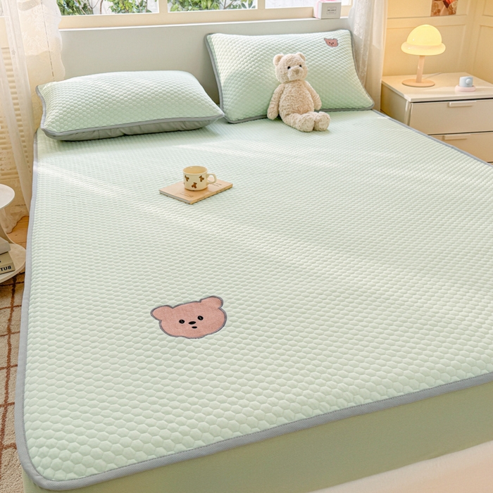 91家纺网 家纺一手货源 找家纺 慕尚家纺 2025新款冻冻席刺绣系列 凉冻冻席小熊绿