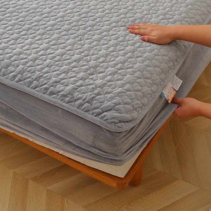 91家纺网 家纺一手货源 找家纺 芸锦豪 2024新款宝宝绒夹棉刺绣床笠 优雅灰