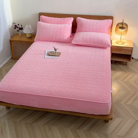 91家纺网 家纺一手货源 找家纺 芸锦豪 2024新款宝宝绒夹棉刺绣床笠 玫瑰粉