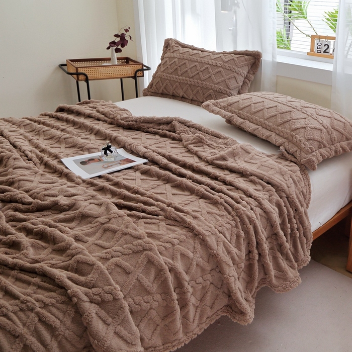 91家纺网 家纺一手货源 找家纺 芸锦豪 2024新款塔芙绒毛毯多功能毯-双面塔夫绒卷边 塔夫绒-咖色