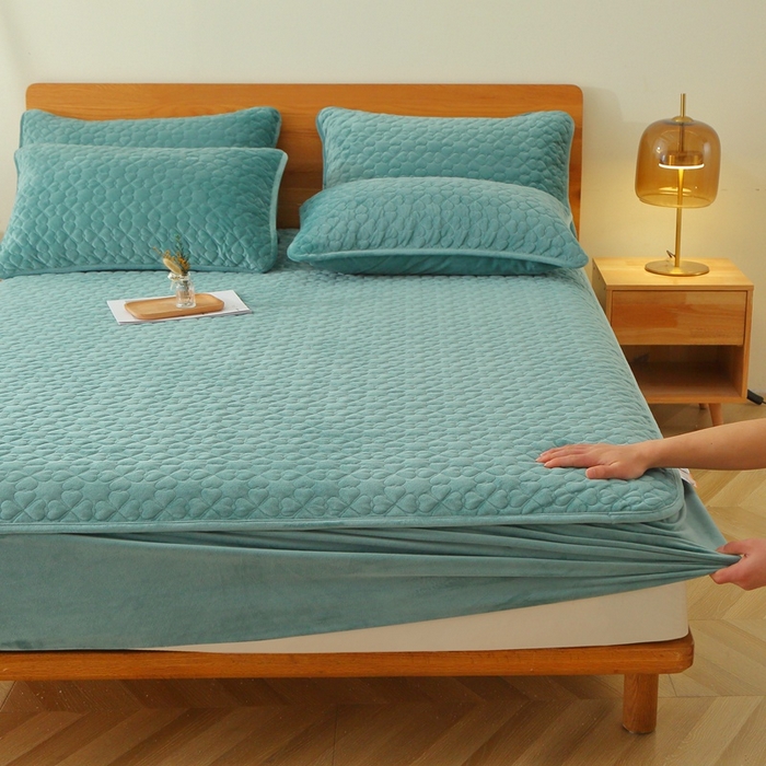 91家纺网 家纺一手货源 找家纺 芸锦豪 2024新款宝宝绒夹棉刺绣床笠 豆青