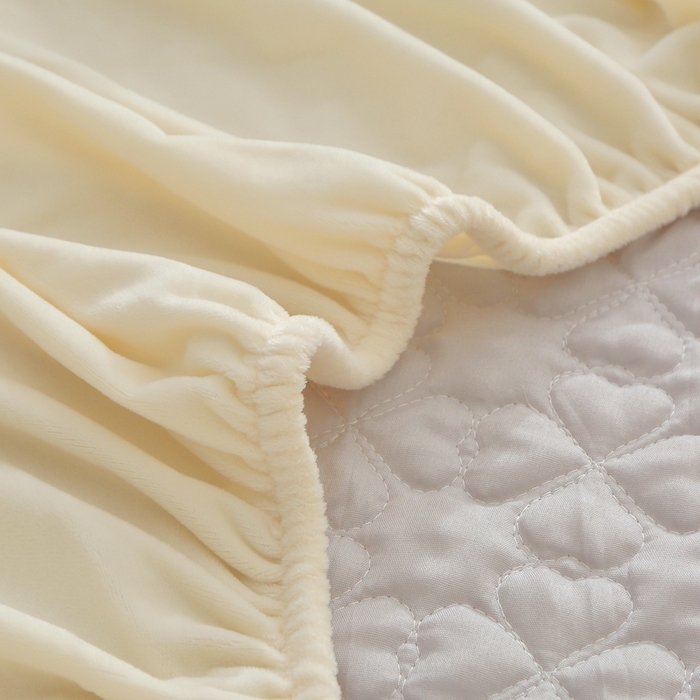 91家纺网 家纺一手货源 找家纺 芸锦豪 2024新款宝宝绒夹棉刺绣床笠 奶油白