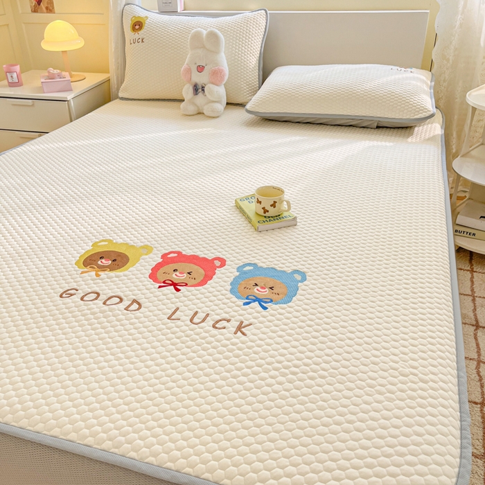 91家纺网 家纺一手货源 找家纺 慕尚家纺 2025新款冻冻席刺绣系列 冻冻席可爱一家人