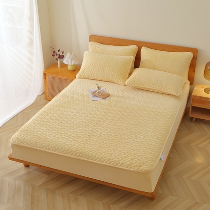 91家纺网 家纺一手货源 找家纺 芸锦豪 2024新款宝宝绒夹棉刺绣床笠 嫩黄