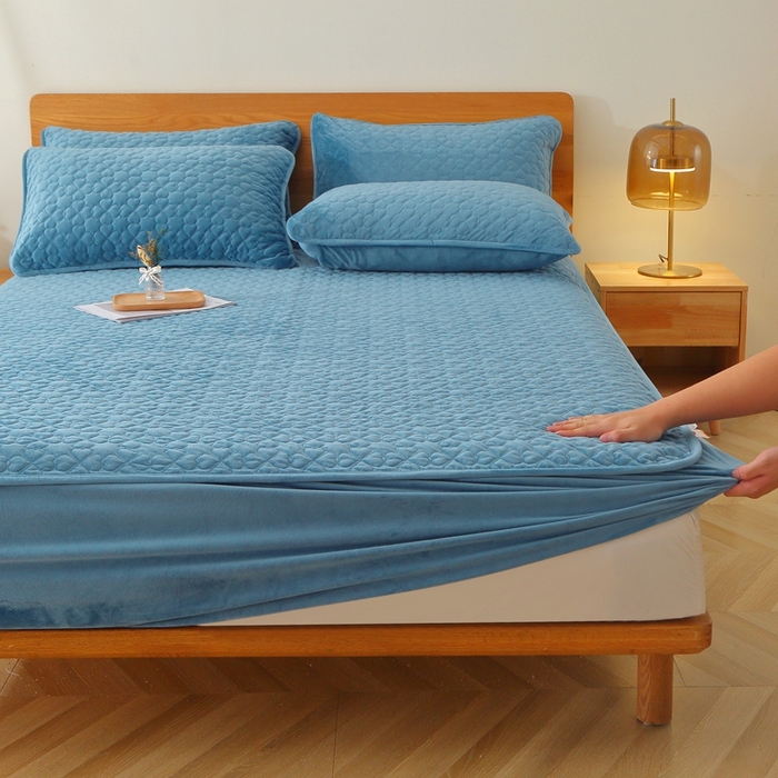 91家纺网 家纺一手货源 找家纺 芸锦豪 2024新款宝宝绒夹棉刺绣床笠 贵族蓝