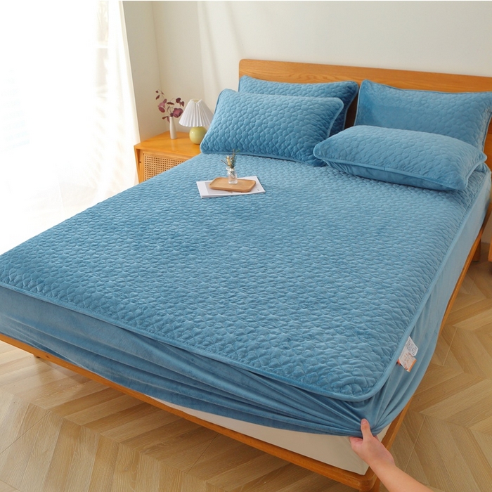 91家纺网 家纺一手货源 找家纺 芸锦豪 2024新款宝宝绒夹棉刺绣床笠 贵族蓝