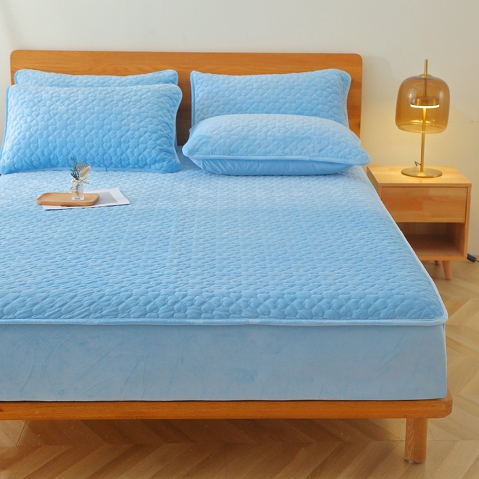 91家纺网 家纺一手货源 找家纺 芸锦豪 2024新款宝宝绒夹棉刺绣床笠 浅蓝