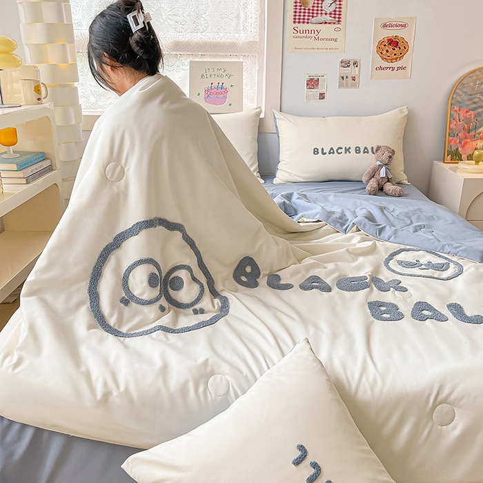 91家纺网 家纺一手货源 找家纺 眠帛家居 2024新款水洗棉毛巾绣夏被四件套精灵系列A类风格二 精灵蓝灰