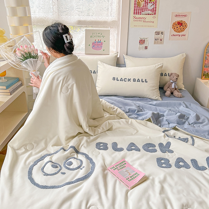 91家纺网 家纺一手货源 找家纺 眠帛家居 2024新款水洗棉毛巾绣夏被四件套精灵系列A类风格二 精灵蓝灰