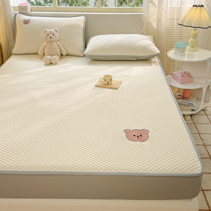 91家纺网 家纺一手货源 找家纺 慕尚家纺 2025新款冻冻席刺绣系列 凉冻冻席小熊白