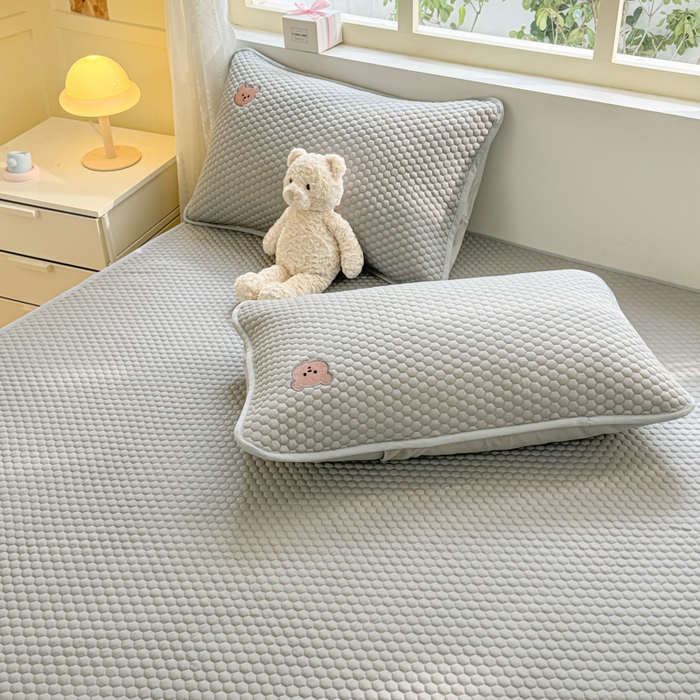 91家纺网 家纺一手货源 找家纺 慕尚家纺 2025新款冻冻席刺绣系列 凉冻冻席小熊灰