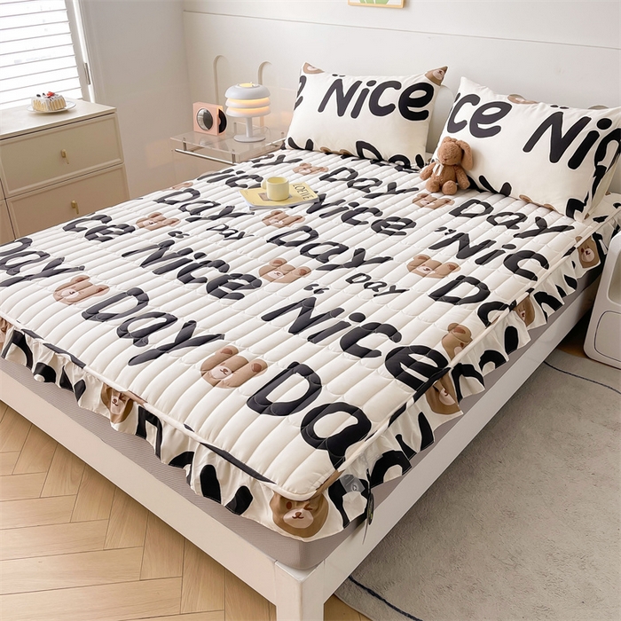 91家纺网 家纺一手货源 找家纺 3C 2024新款全棉13372大豆夹棉印花花边床笠四件套 熊熊宝贝-灰